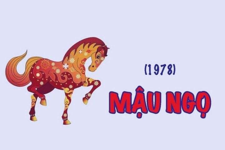 Bàn thờ gia tiên với tượng gỗ trang nghiêm