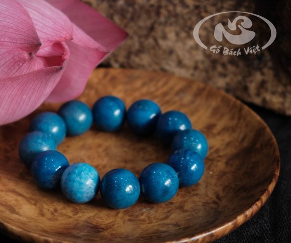 Bàn thờ gỗ cổ kính và trang trọng thể hiện sự tôn kính tâm linh
