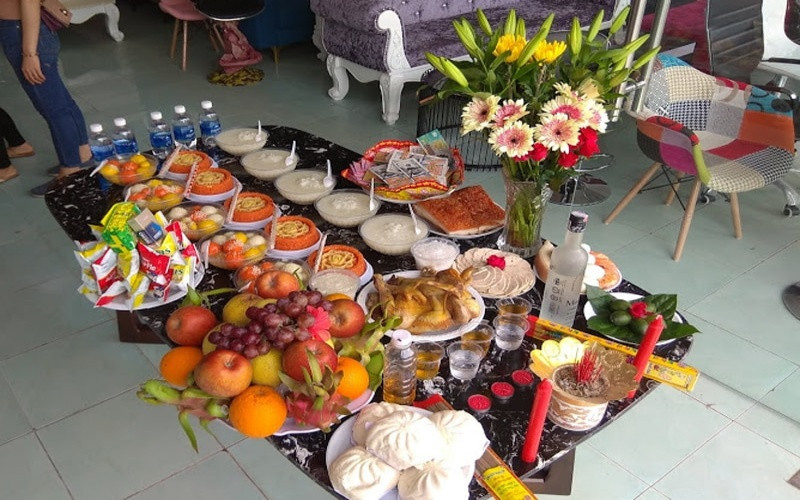 Bàn thờ lễ vật cúng khai trương được sắp xếp trang nghiêm