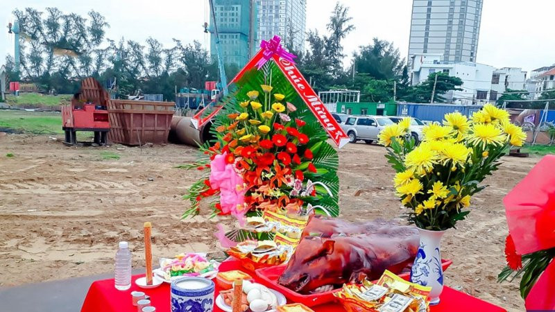 Bàn thờ ngoài trời cho lễ tạ đất thể hiện sự trang trọng và kết nối với thổ địa