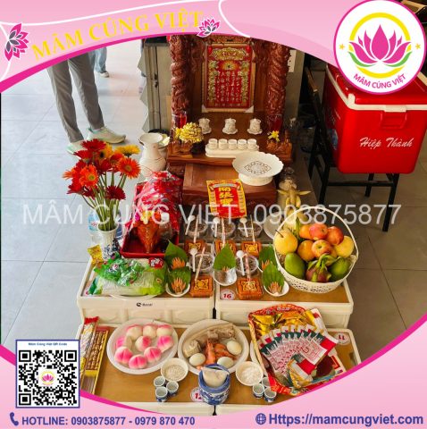 Bàn thờ Thần Tài được bày biện trang nghiêm với đầy đủ lễ vật