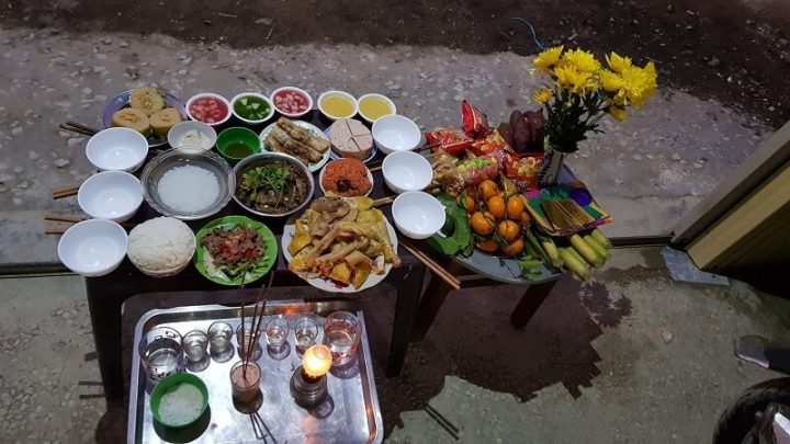 Bày mâm cúng ngoài trời để đón tiếp các vị thần linh và tổ tiên về nhà ăn Tết