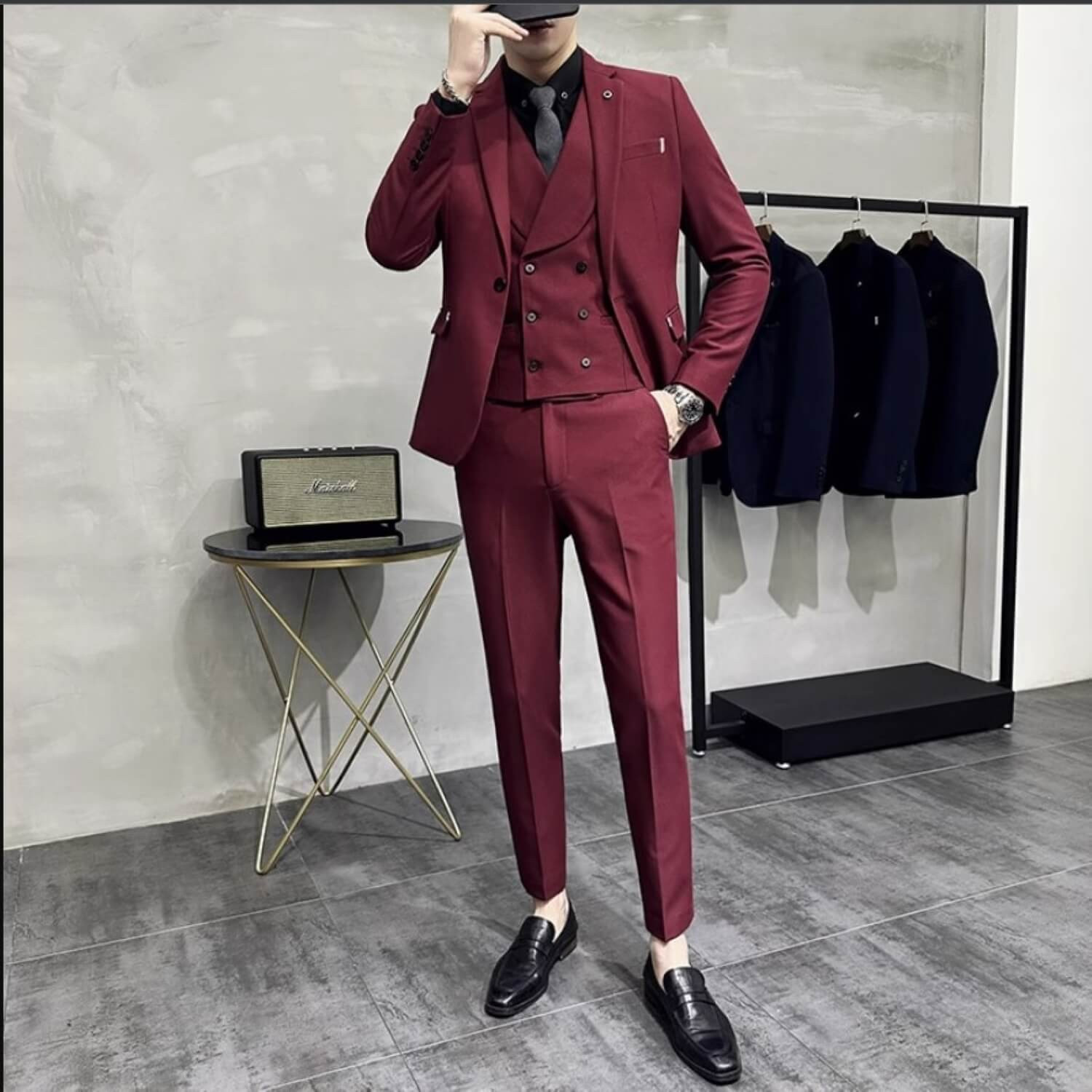 Bộ đồ vest màu đỏ đô lịch lãm cho các sự kiện quan trọng