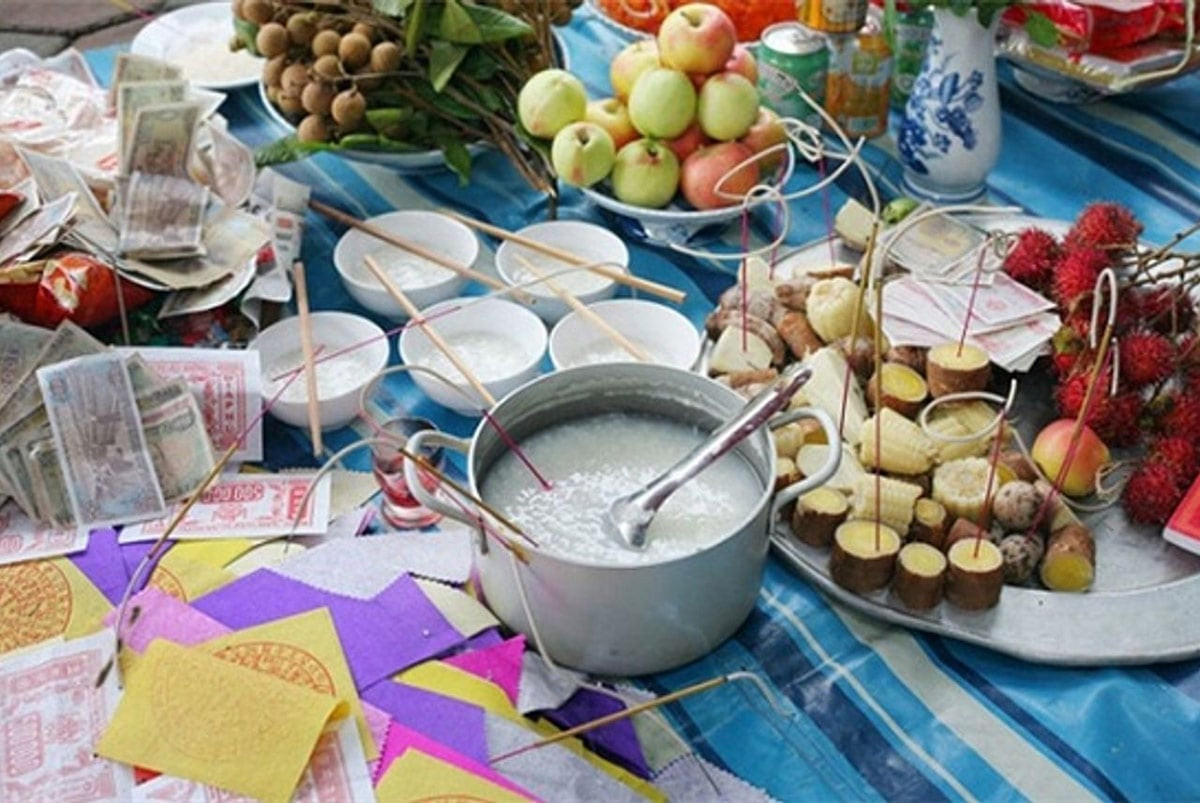 Các bát cháo trắng và hương nhang là lễ vật không thể thiếu trong mâm cúng cô hồn