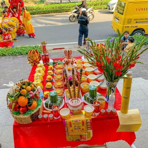 Các lễ vật cúng khai trương cần được bày biện trang trọng trên bàn cúng