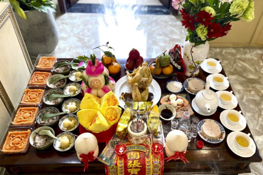 Các lễ vật nên được sắp xếp theo nguyên tắc "Tả Thanh Long, Hữu Bạch Hổ" trên mâm cúng