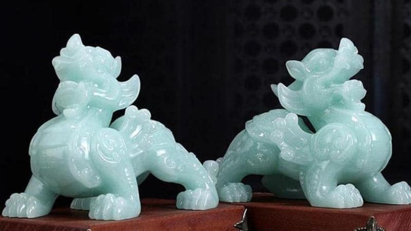 Các vật phẩm phong thủy như Tỳ Hưu hay tượng Rồng hỗ trợ cho người mệnh Kim