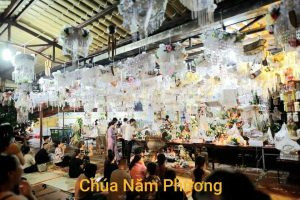 Các vị thần linh ngự trị trên điện thờ thể hiện sự linh thiêng của vùng đất