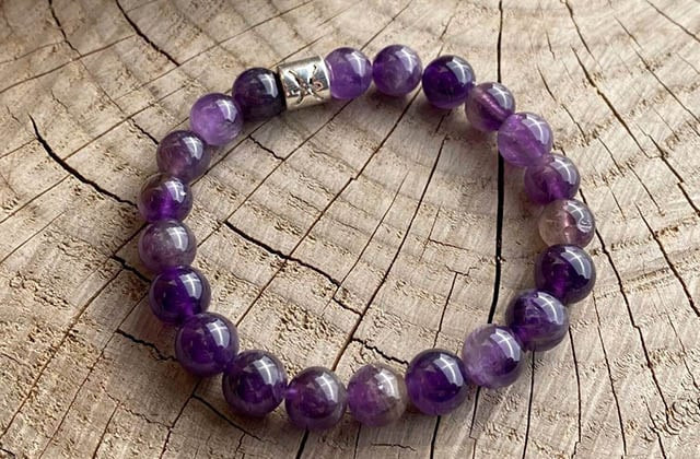 Cách đặt đá Amethyst ở bàn học hoặc đầu giường để hấp thụ năng lượng tốt