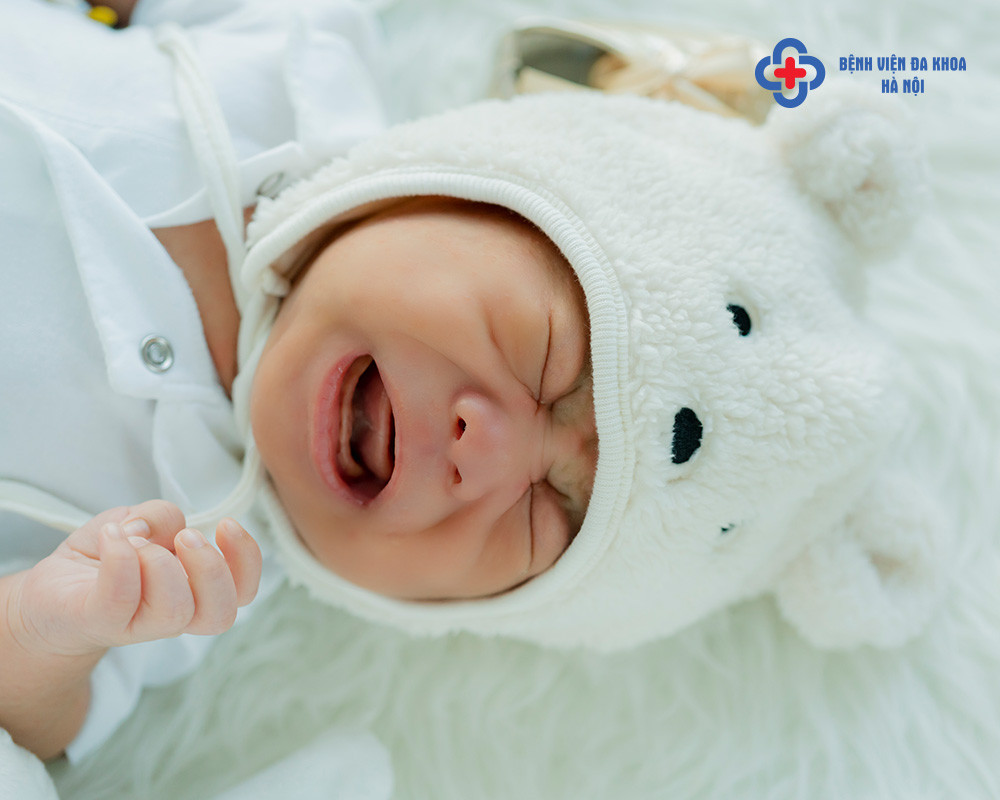 Chân dung em bé sơ sinh với nét mặt ngây thơ