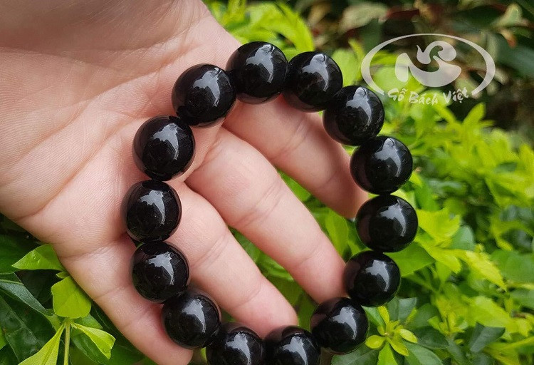 Chuỗi hạt phong thủy màu đen mang lại cảm giác quý phái và sự ổn định cho người mệnh Mộc