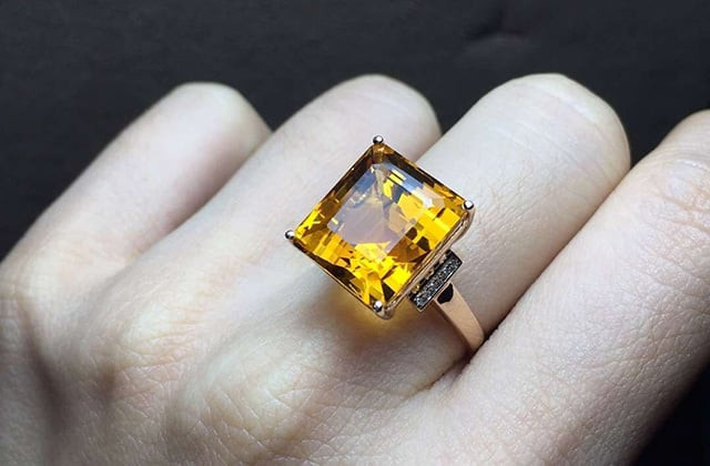 Citrine thường được dùng làm trang sức giúp người đeo thu hút tài lộc và may mắn