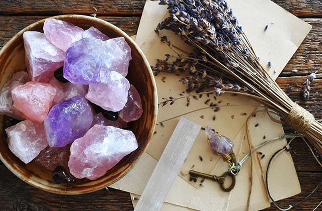 Đá Amethyst được tin là thu hút may mắn và tiền tài