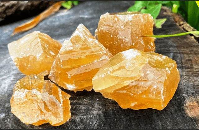 Đá Citrine hay Thạch Anh Vàng với các tông màu vàng khác nhau