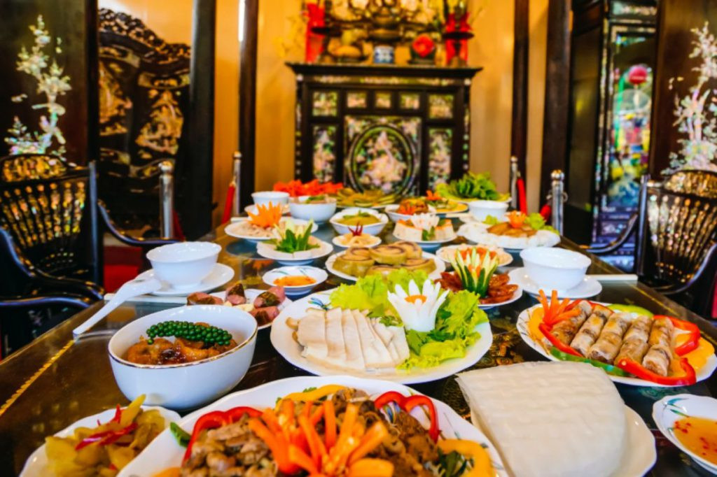 Đặt các lễ vật lên mâm cúng sao cho gọn gàng và đẹp mắt