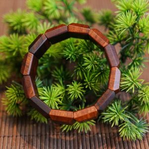 Vòng Tay Gỗ Bách Xanh Bản Vuông
