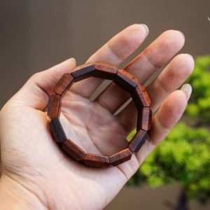 Vòng Tay Gỗ Bách Xanh Bản Vuông