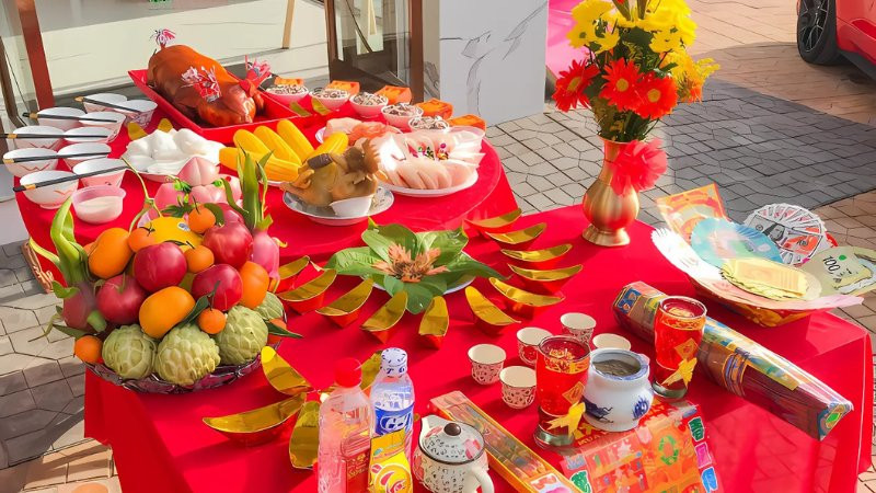 Gạo và muối được rải trước cửa sau khi hóa vàng để tiễn thần linh