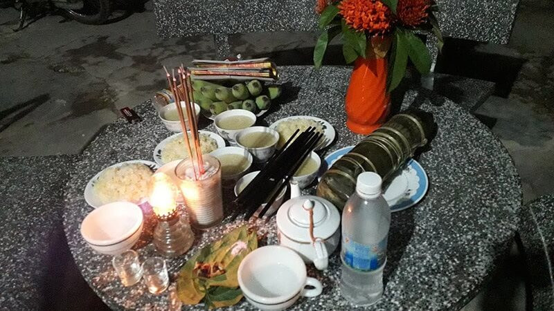 Gạo và muối là hai vật phẩm mang ý nghĩa trừ tà và cầu mong sung túc