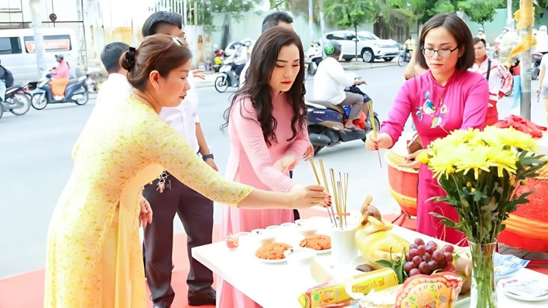 Gia chủ thành tâm thực hiện nghi lễ cúng tạ đất trước bàn thờ ngoài trời