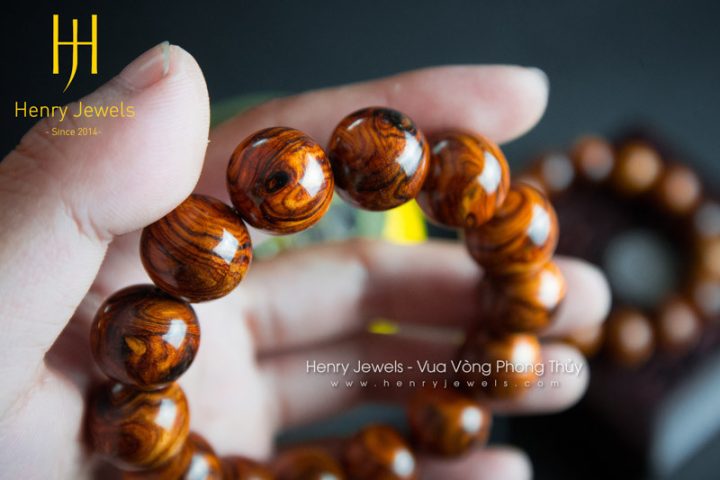 Gỗ sưa quý hiếm được chế tác thành vòng tay phong thủy