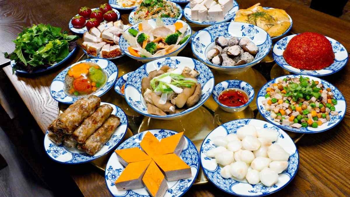 Hình ảnh bàn thờ gia tiên được trang trí trong dịp lễ cúng