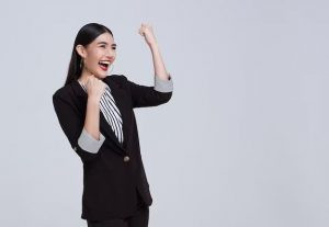 Hình ảnh bàn thờ hoặc vật phẩm phong thủy liên quan đến tuổi tác