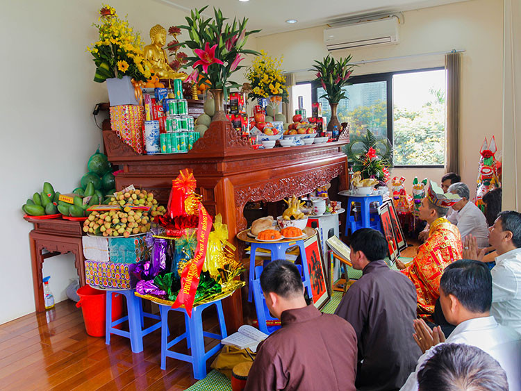 Hình ảnh bàn thờ Thần Tài Thổ Địa trong nhà mới được thắp hương tưởng nhớ