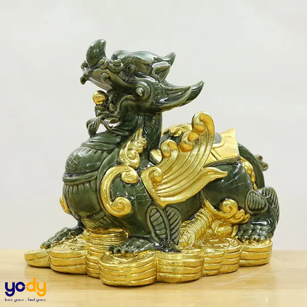Hình ảnh các vật phẩm phong thủy như Thiềm Thừ, Kim Nguyên Bảo đặt trên bàn làm việc