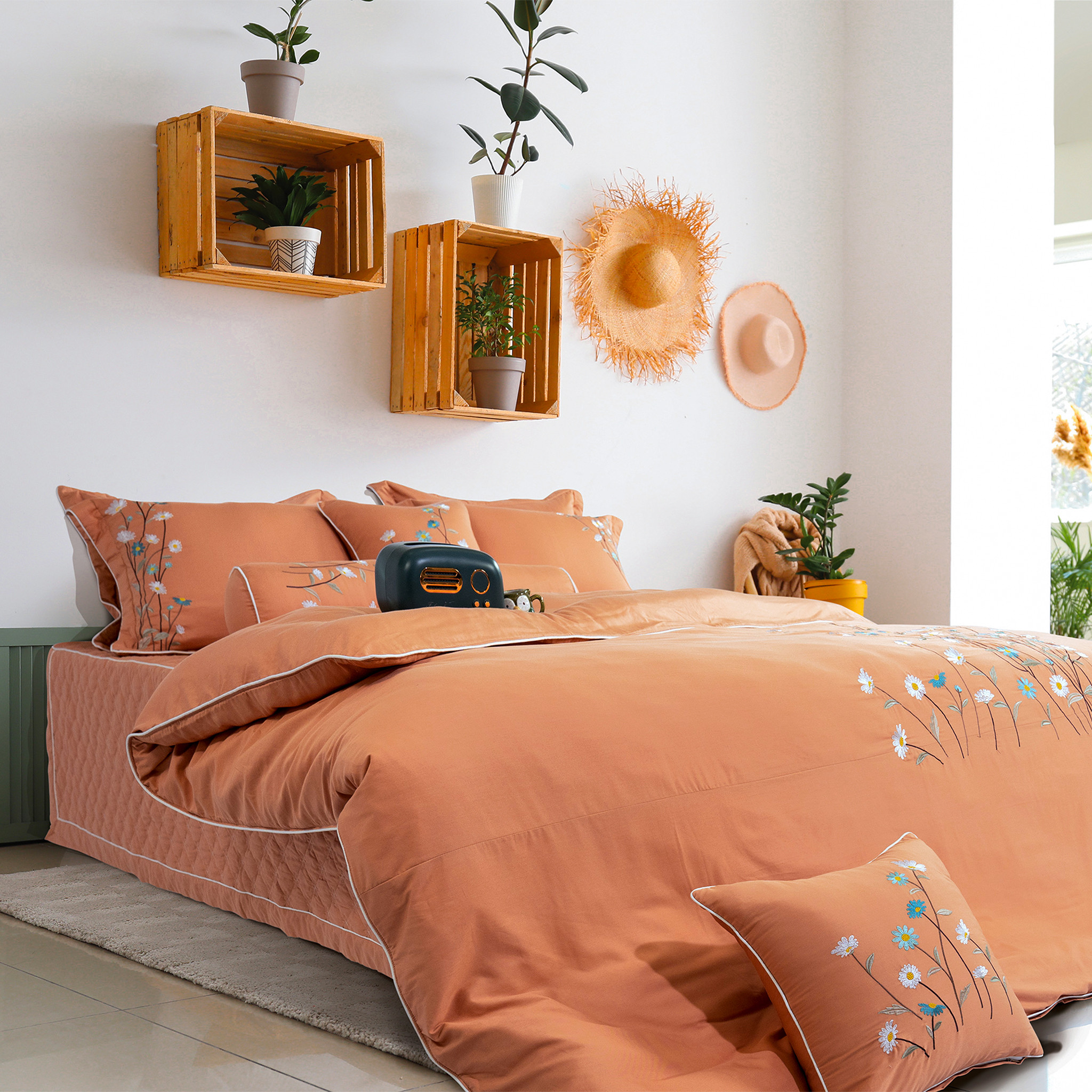 Hình ảnh chăn ga gối đệm màu đỏ thể hiện sự ấm áp và hợp mệnh Hỏa