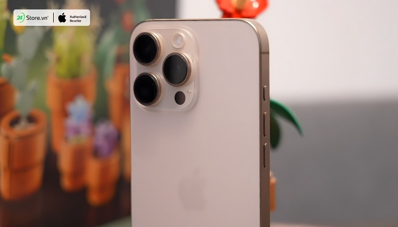 Hình ảnh chi tiết về độ nhám và thiết kế khung viền Titan Sa Mạc trên iPhone 16 Pro Max