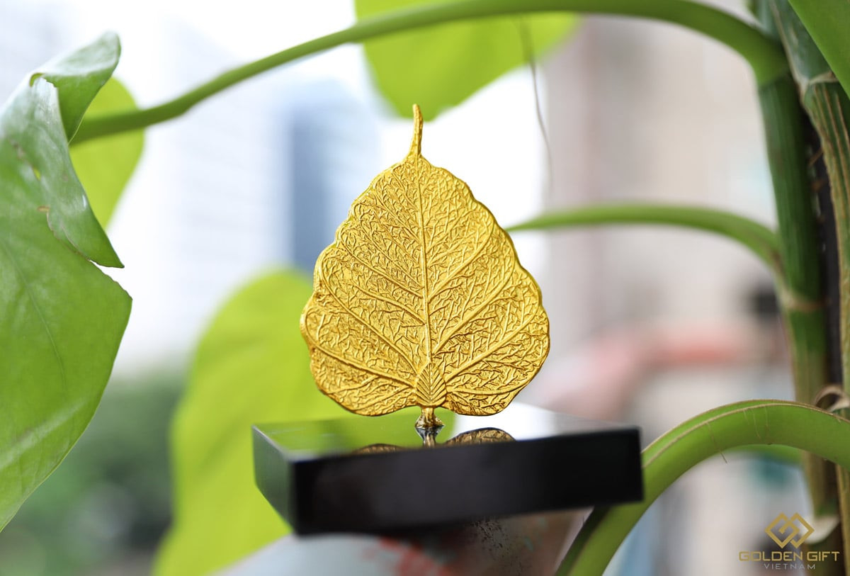 Hình ảnh lá Bồ Đề mạ vàng thường được dùng làm vật phẩm phong thủy cầu an trong tháng cô hồn