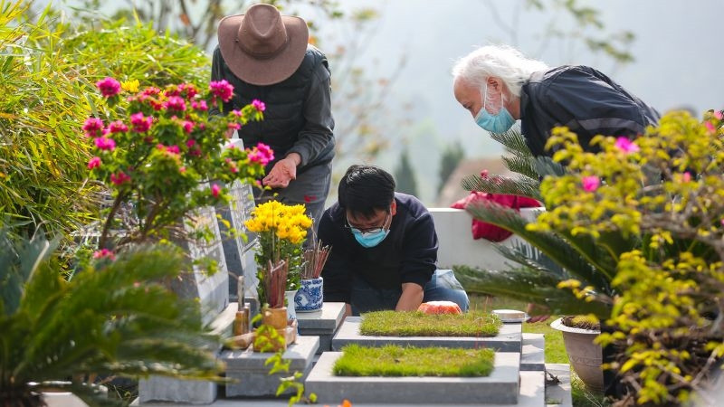 Hình ảnh mâm cỗ cúng Thanh minh ngoài mộ phần tổ tiên