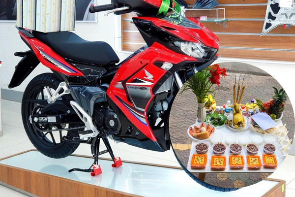 Hình ảnh mâm cúng được đặt trang trọng trước chiếc xe máy mới mua