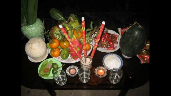 Hình ảnh mâm lễ cúng giao thừa ngoài trời được bày biện trang nghiêm trên bàn thờ