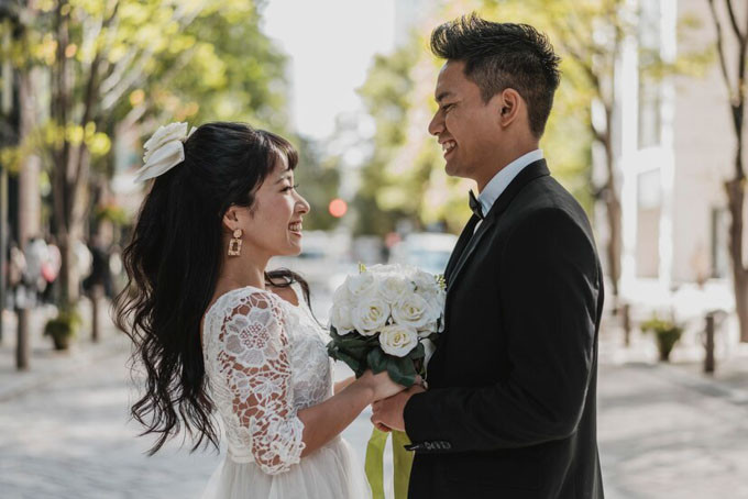 Hình ảnh minh họa các cặp đôi hoặc đối tác làm ăn tương hợp về tuổi tác