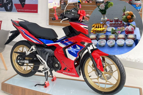 Hình ảnh minh họa mâm lễ vật cúng xe máy mới mua với các vật phẩm cơ bản như hoa quả, nhang đèn