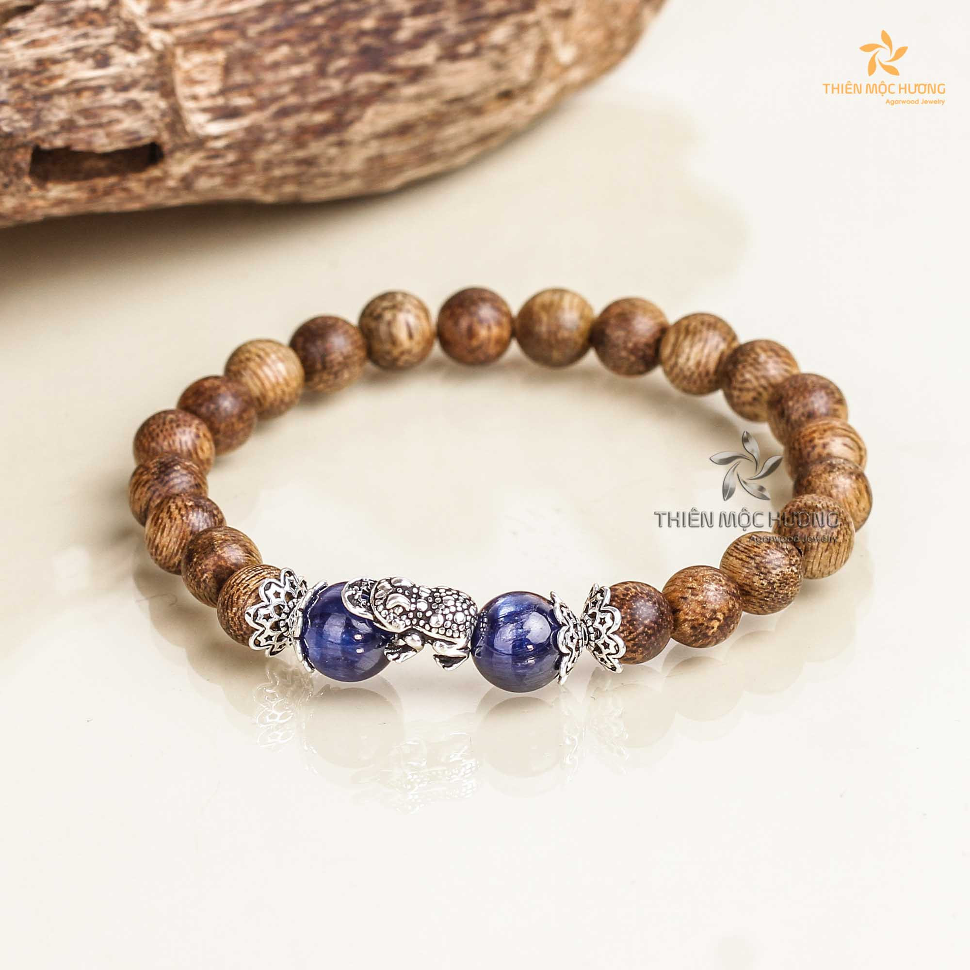 Hình ảnh minh họa vật phẩm phong thủy màu đen và xanh dương cho người mệnh Thủy