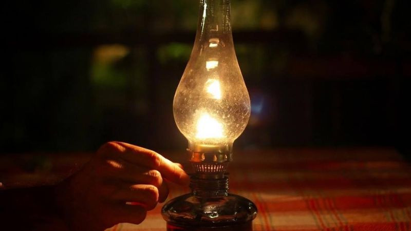 Hình ảnh minh họa về mệnh Hỏa và biểu tượng ngọn lửa đèn dầu trong Ngũ Hành