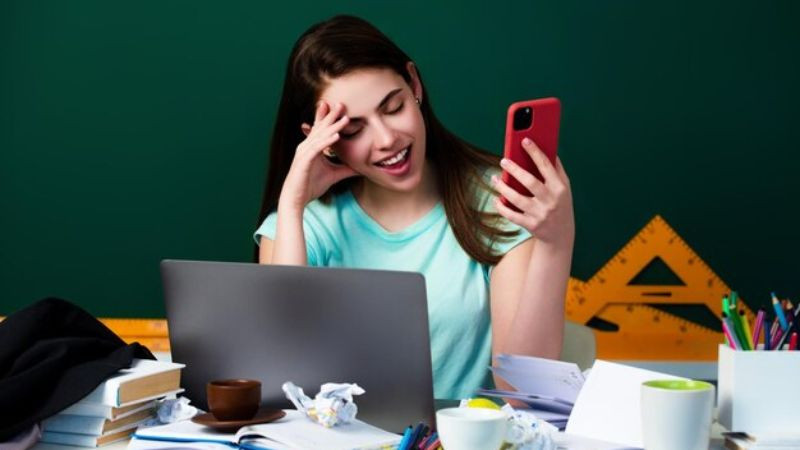 Hình ảnh một người đang bị phân tâm giữa nhiều công việc