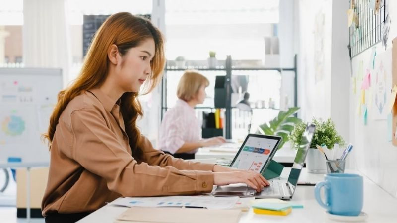 Hình ảnh một người đang thuyết trình hoặc làm việc trong môi trường công nghệ cao, thể hiện sự phù hợp với các ngành nghề sáng tạo và lãnh đạo