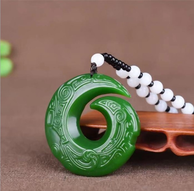 Hình ảnh một người đeo vòng tay ngọc cẩm thạch