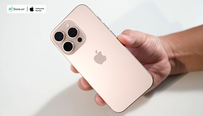 Hình ảnh người dùng cầm trên tay chiếc iPhone 16 Pro Max màu Titan Sa Mạc