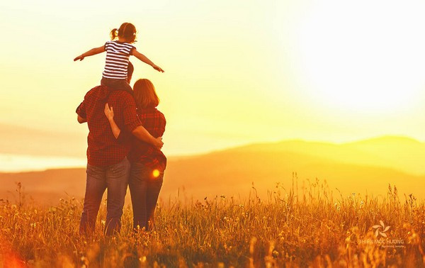 Hình ảnh người phụ nữ tuổi Thân đang suy tư, thể hiện sự quyết đoán và cẩn trọng