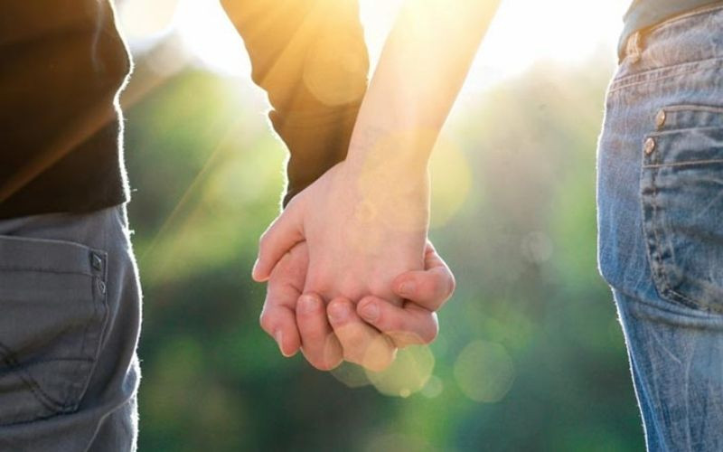 Hình ảnh thể hiện sự hợp tác và tình cảm tốt đẹp giữa các tuổi hợp mệnh