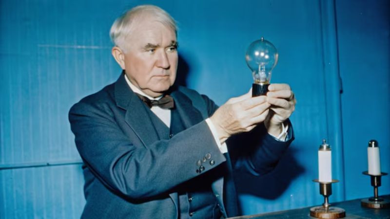 Hình ảnh Thomas Edison cùng với một trong những phát minh của ông