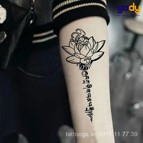 Hình xăm hoa sen kết hợp chữ Phạn