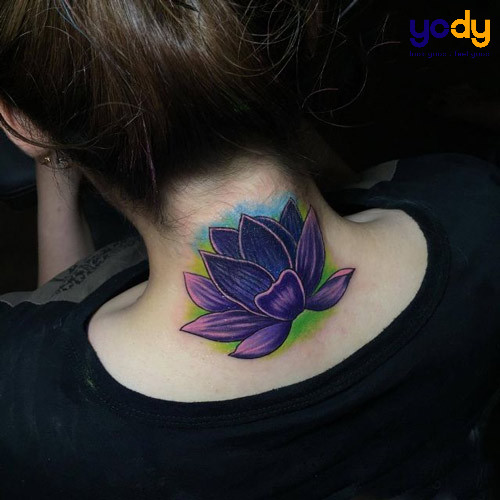 Hình xăm hoa sen màu tím lãng mạn