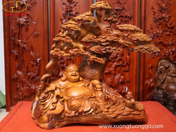 Tượng Di Lặc Ngồi Dưới Cây Tùng