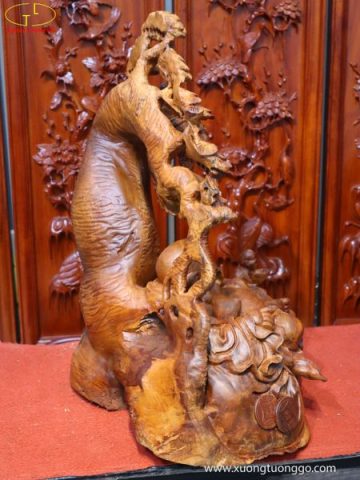Tượng Di Lặc Ngồi Dưới Cây Tùng